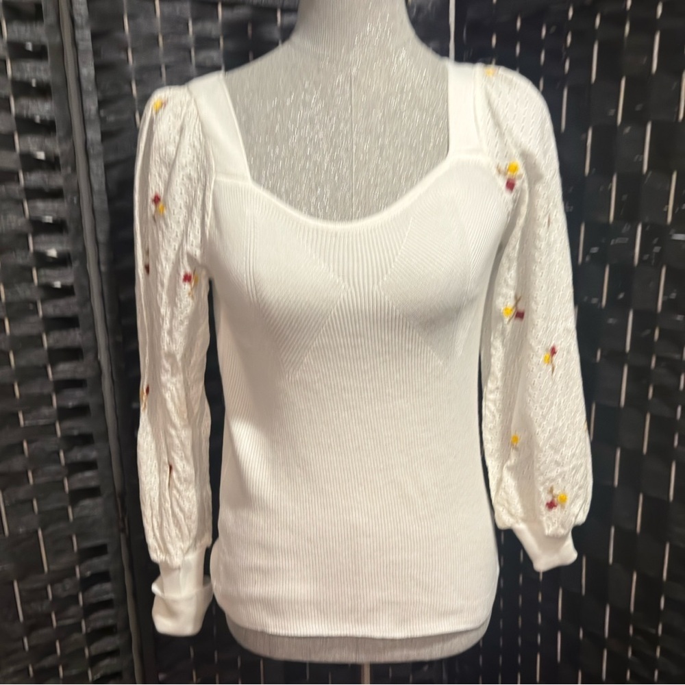 Fate White Ribbed Knit Top w floral sleeves Sz M